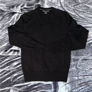 Medium black v neck thin sweater